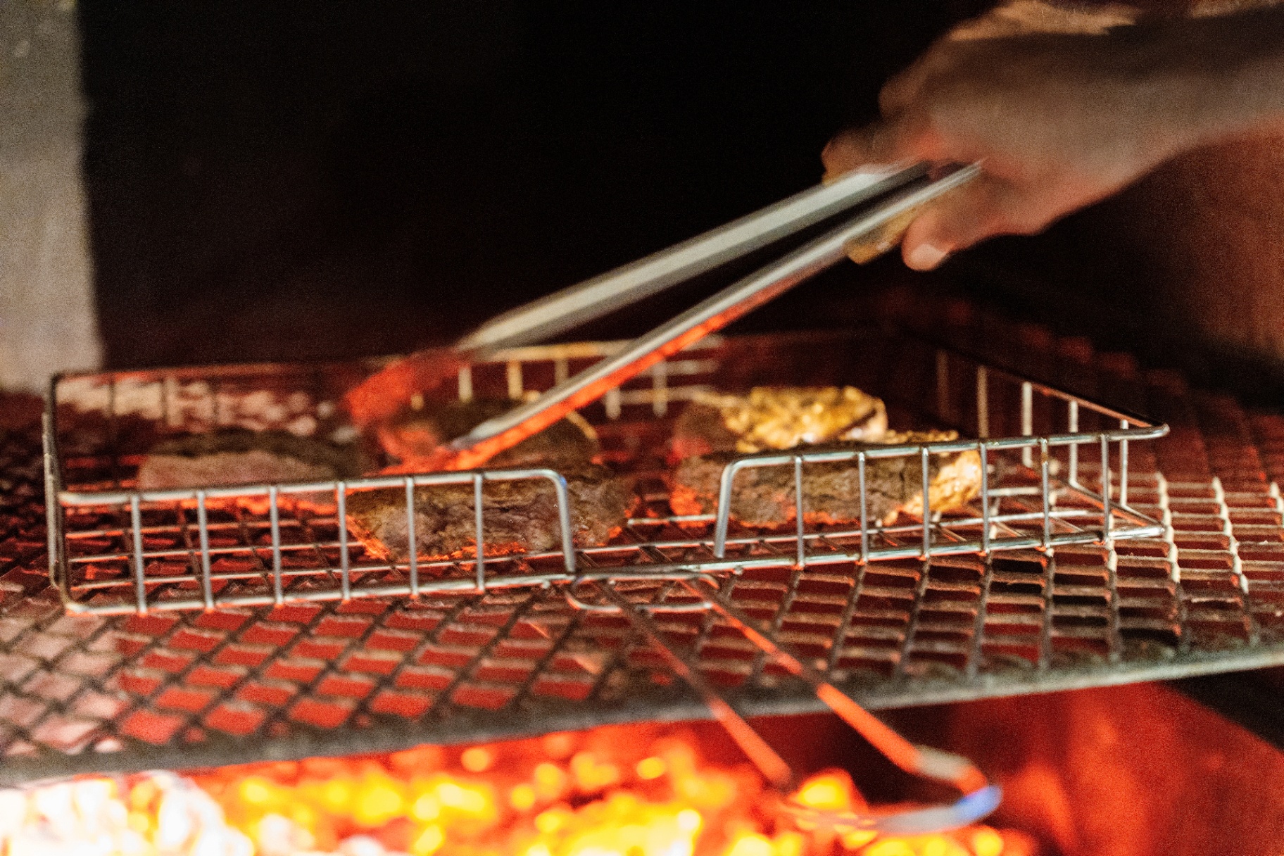 Open-fire grill with steaks